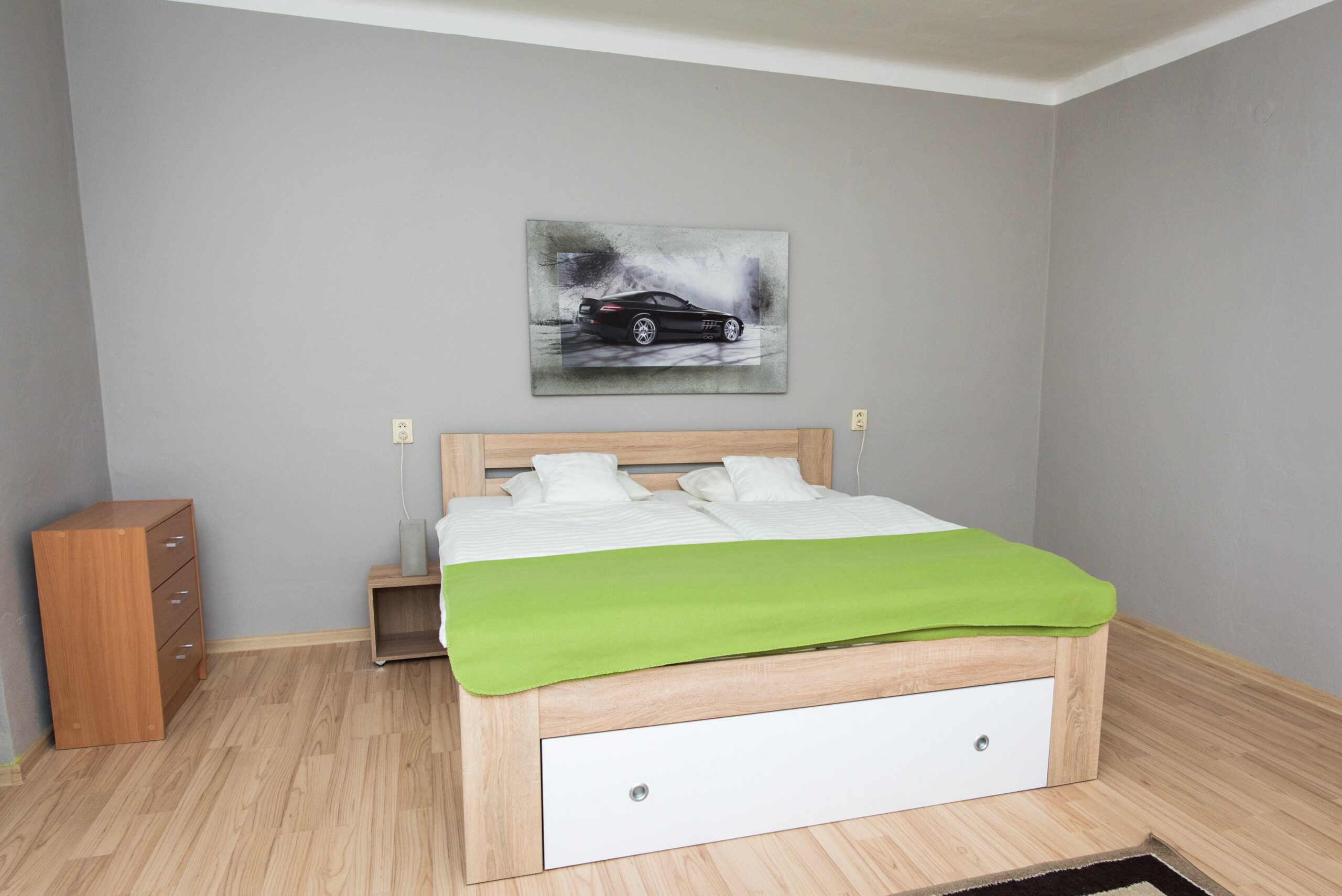 Spálňa apartmánu s manželskou posteľou v Ubytovni Koruna