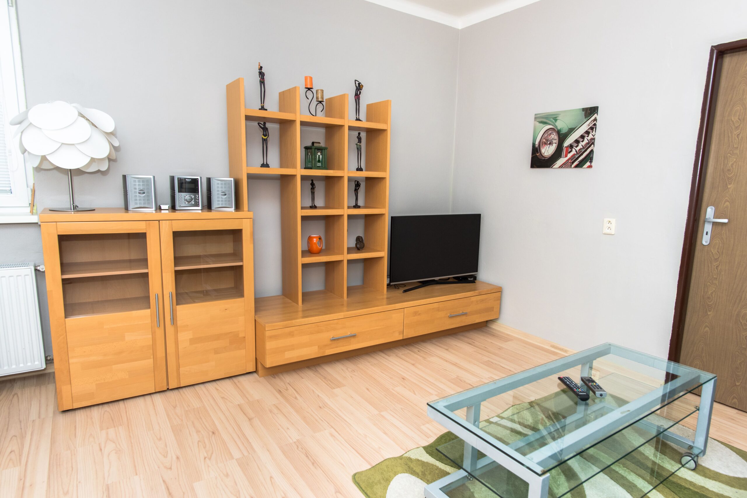 Posedenie s LCD TV v apartmáne